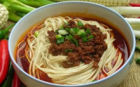 一家肉酱面界的天花板合适加盟么？一家肉酱面界的天花板加盟费很高么？
